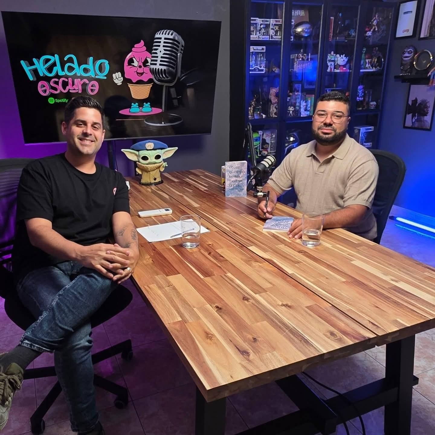 Natalio Cruz Duque (d) y Doramas Sosa en el set durante la grabación del podcast 'Helado oscuro'.