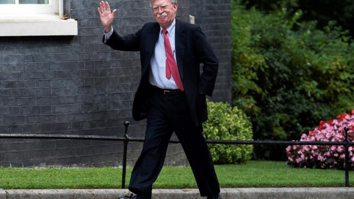 Bolton vuelve a Twitter e insinúa que hablará sobre Trump: "Estén atentos"