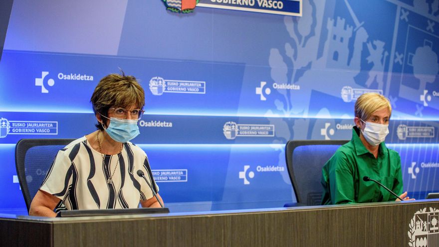 Las consejeras de Salud y Desarrollo Económico, Nekane Muirga y Arantxa Tapia, durante  su comparecencia ante los medios este sábado