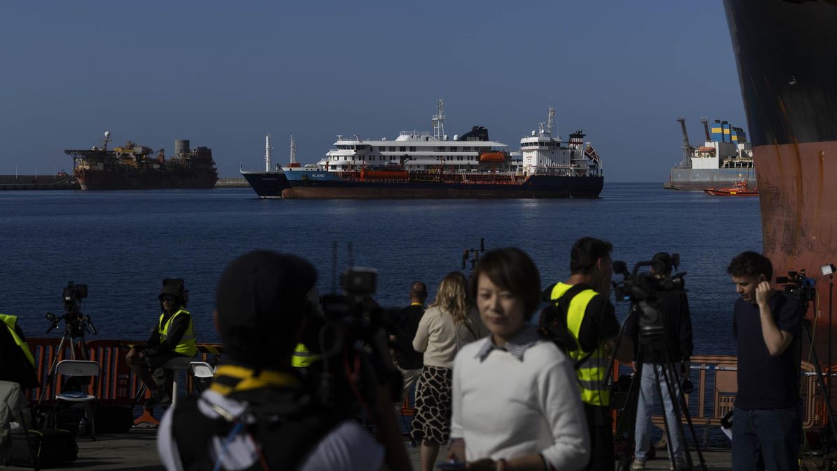 Un barco de abastecimiento proporciona combustible al crucero MV Hondius, fondeado desde el domingo en el puerto de Granadilla de Abona (Tenerife).