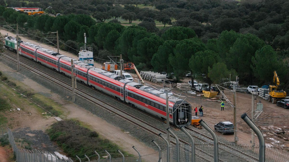 Limpieza de las vías tras el accidente de Adamuz.