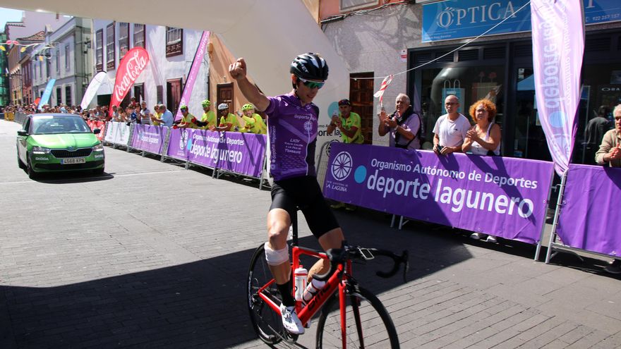 Adriá Moreno cruzando la meta como ganador de la etapa y de la Vuelta. 