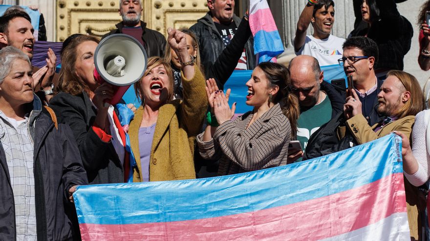Activistas LGTBI celebran frente al Congreso de los Diputados la aprobación definitiva de la ley trans.
