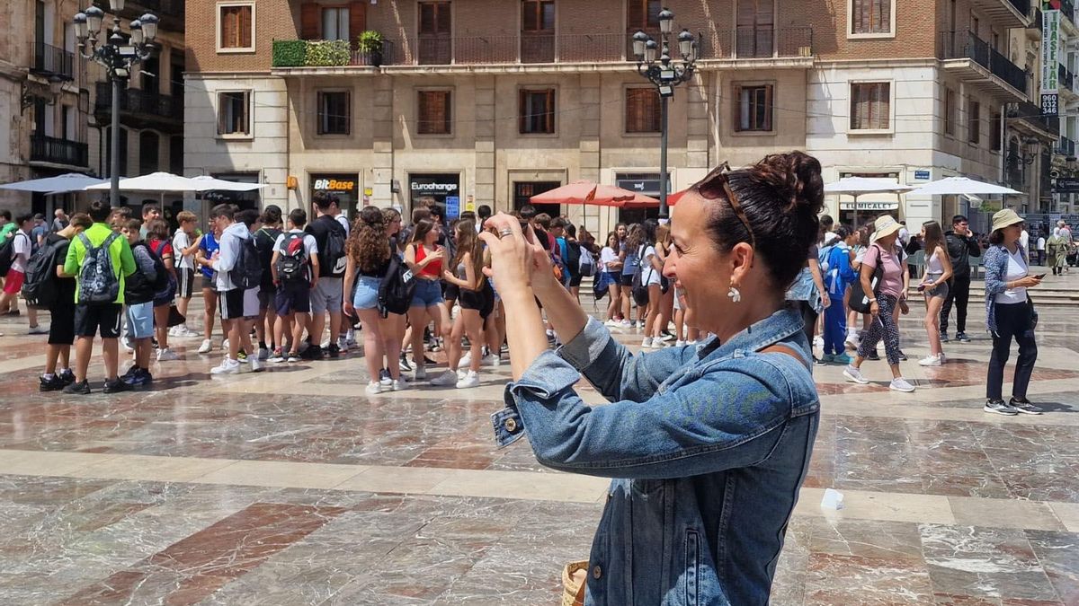 Turistas en la plaza de la Virgen de València.