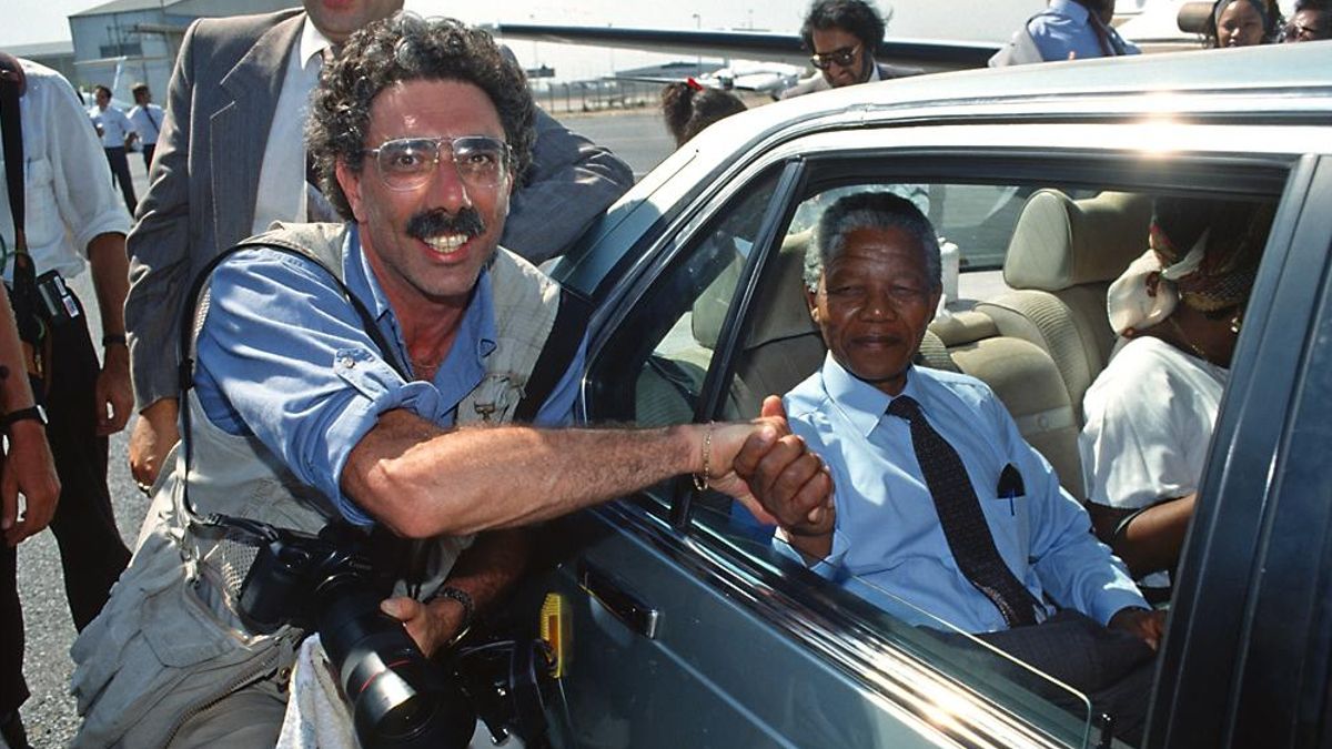 Allan Tannenbaum y Nelson Mandela se dan la mano en Sudáfrica.