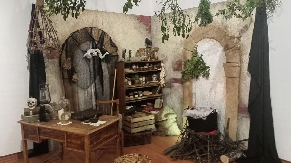 La Casa de Cultura de Villablino acoge la exposición ‘Plantas y Brujería’.
