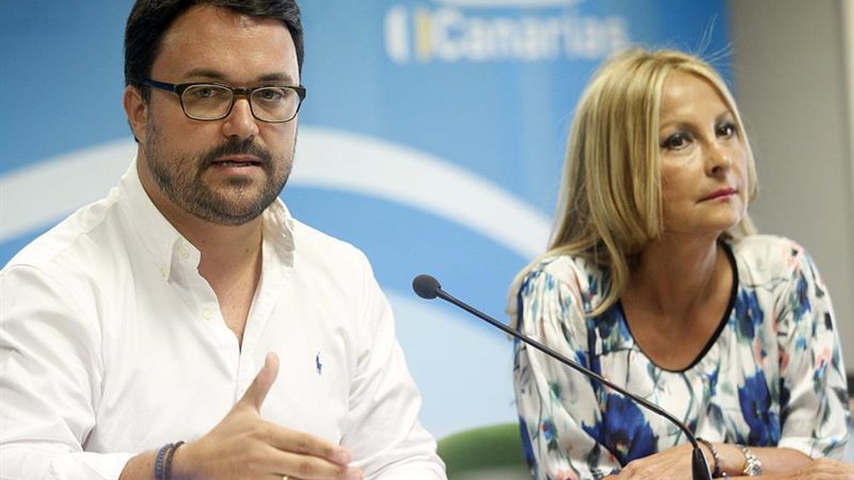 Asier Antona y María Australia Navarro durante un encuentro con los medios convocado en la sede del partido en Gran Canaria. EFE/Cristóbal García