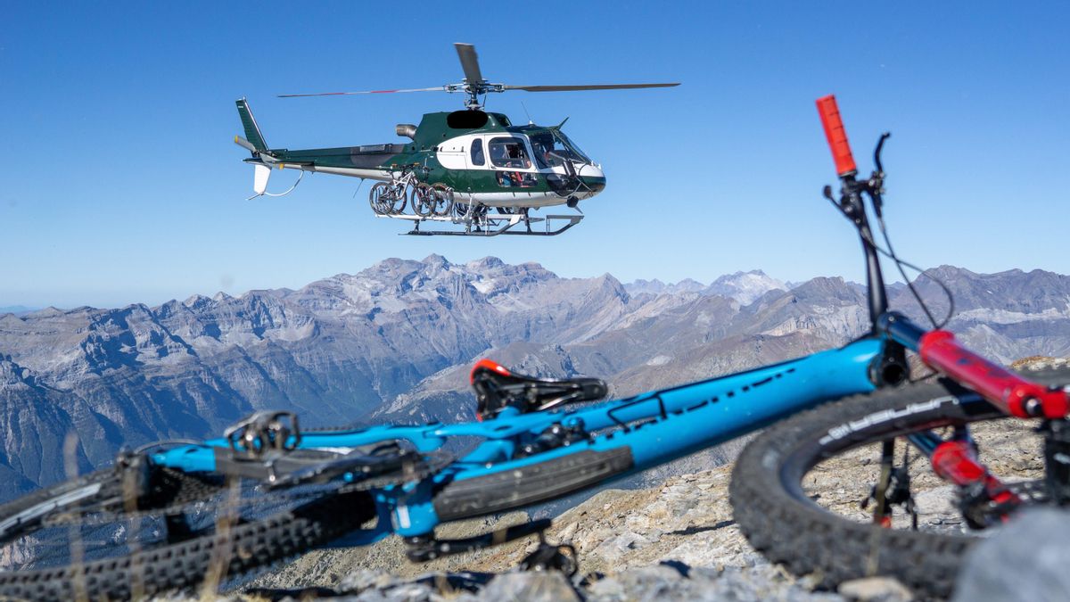 Polémica en el Pirineo aragonés por lo último en deportes extremos: subir en helicóptero a cumbres para bajar en bici