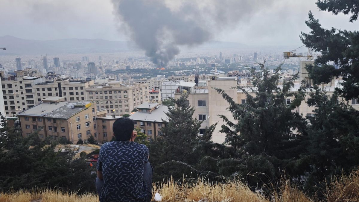 Un hombre observa un área bombardeada de Teherán el 16 de junio de 2025.