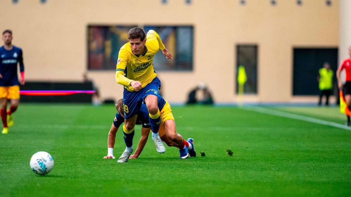 Estanis Pedrola persigue el balón
