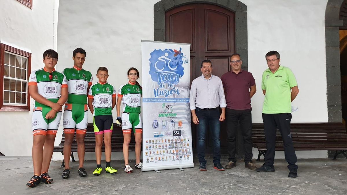 El alcalde de Santa Cruz de La Palma, Juan José Cabrera, y el primer teniente de alcalde, Tony Acosta, con el grupo de la Escuela de Ciclismo Bentor de Santa Úrsula (Tenerife).
