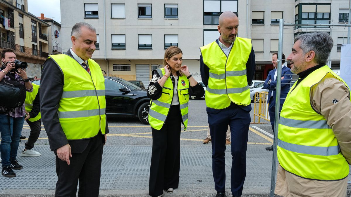 La presidenta de Cantabria, María José Sáenz de Buruaga, y el alcalde de Torrelavega, Javier López Estrada, en el acto de inicio de las obras de construcción de 15 viviendas públicas en El Zapatón