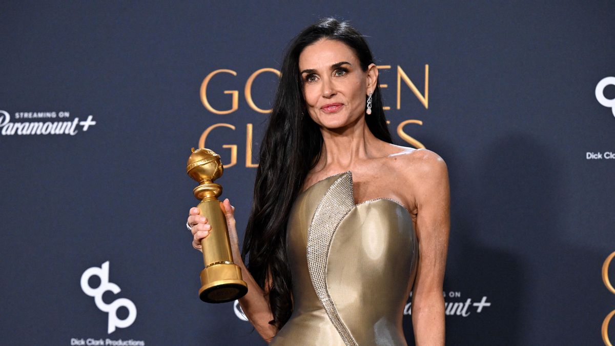 Demi Moore con su Globo de Oro por 'La sustancia'