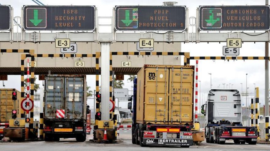 Varios camiones entran en el puerto de Valencia el pasado lunes.