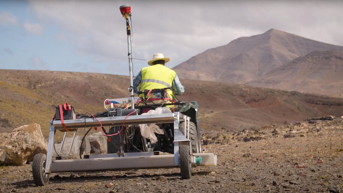 Un técnico realiza una prospección geofísica con un georradar, en San Marcial del Rubicón, Lanzarote, primer asentamiento europeo en Canarias