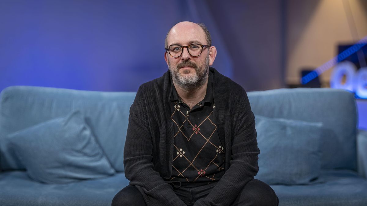 Borja Cobeaga en la redacción de elDiario.es para hablar de su nueva película, 'Los aitas'