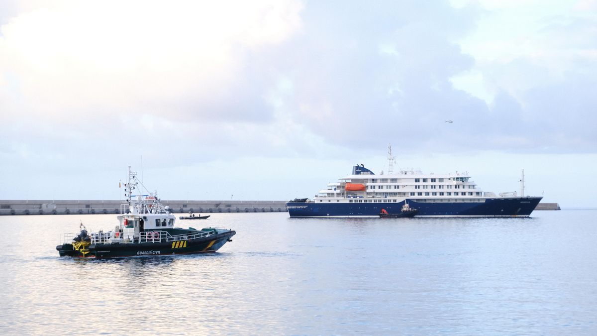 El buque Honidus, junto a una barcaza de la Guardia Civil, este domingo