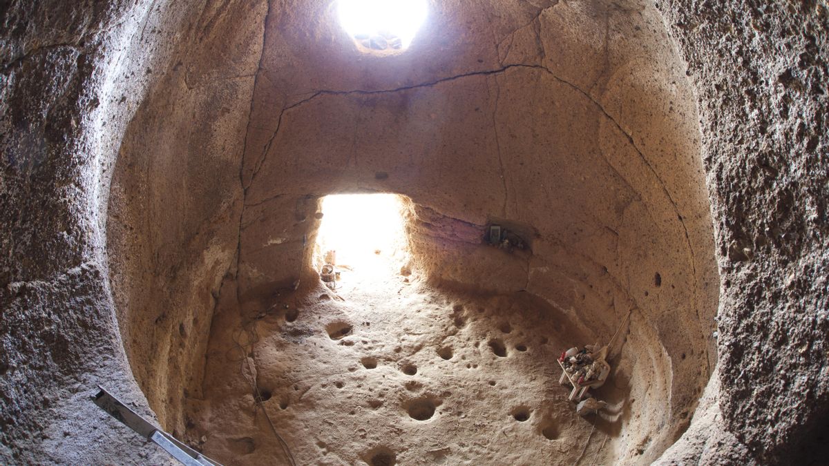 Templo astronómico de Tara, en Telde, reutilizado como iglesia en época histórica. La luz que penetra por la claraboya marca el equinoccio de invierno en la cámara superior –donde se capta esta foto- de la cueva