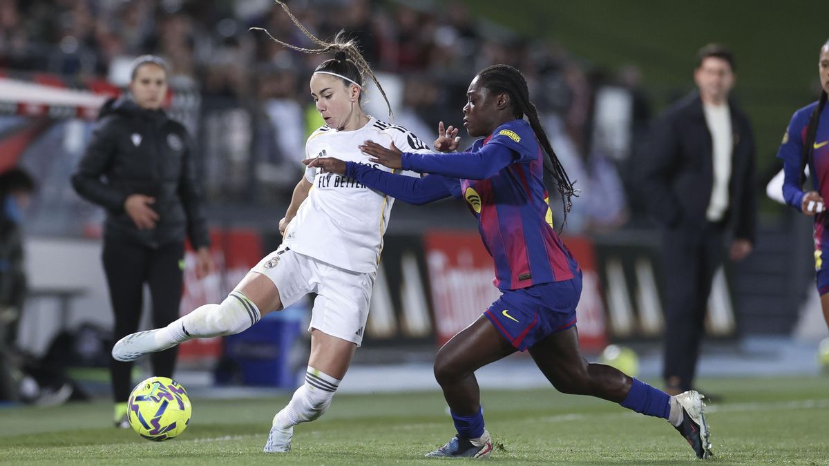La defensora del FC Barcelona Aicha Cámara (d) lucha con Athenea del Castillo, del Real Madrid, durante el partido de Liga F entre Real Madrid y FC Barcelona