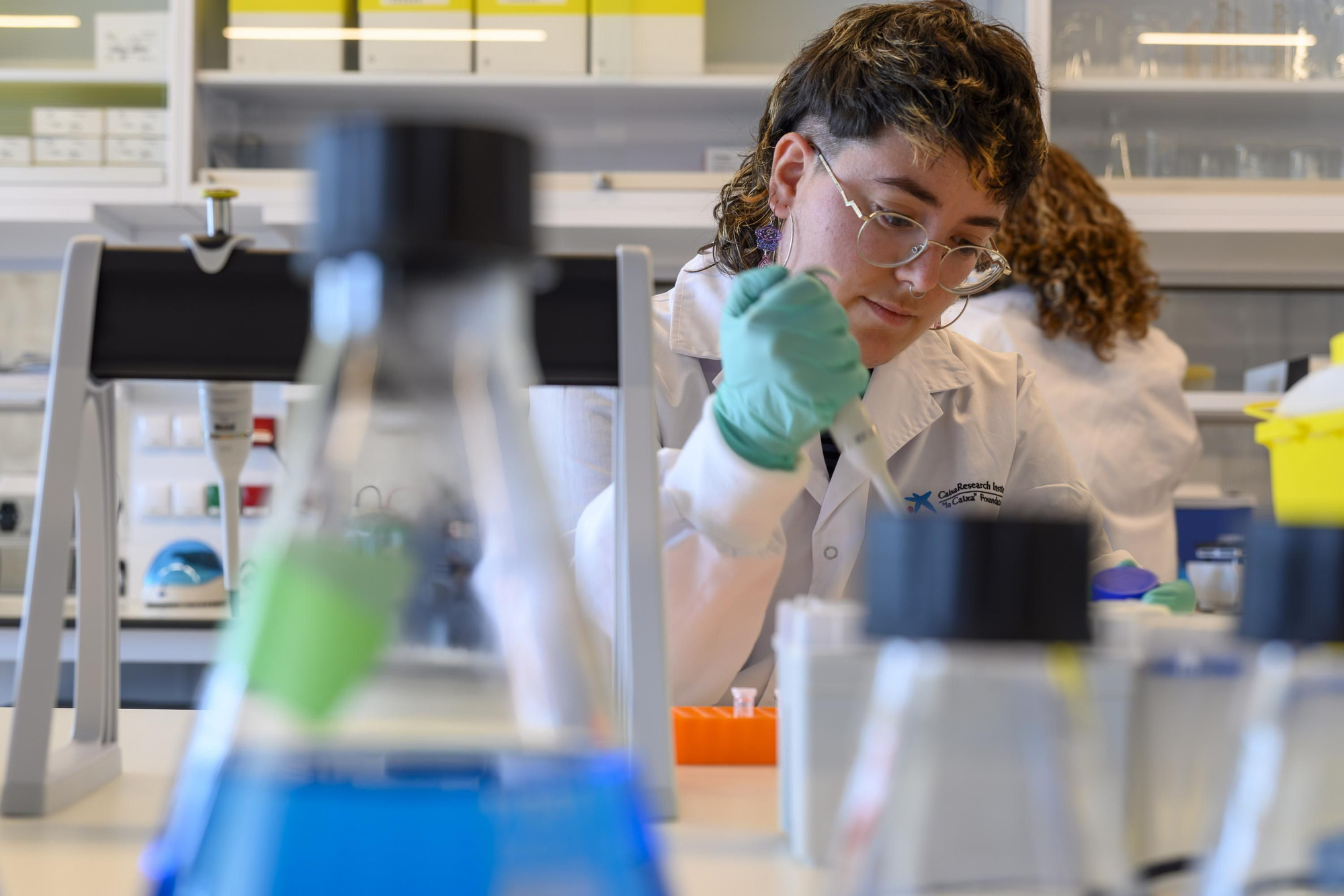 Una investigadora en los laboratorios del CaixaResearch Institute.