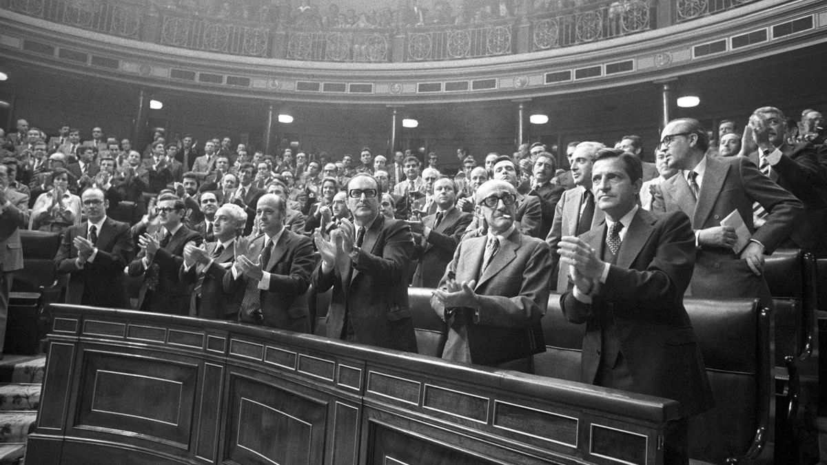 Miembros del Gobierno aplauden, de pie, tras haber sido aprobada la Ley sobre Amnistía el 14 de octubre de 1977