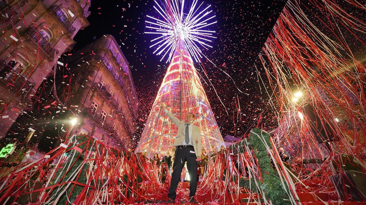 El alcalde de Vigo, Abel Caballero, ante las luces navideñas de la ciudad.