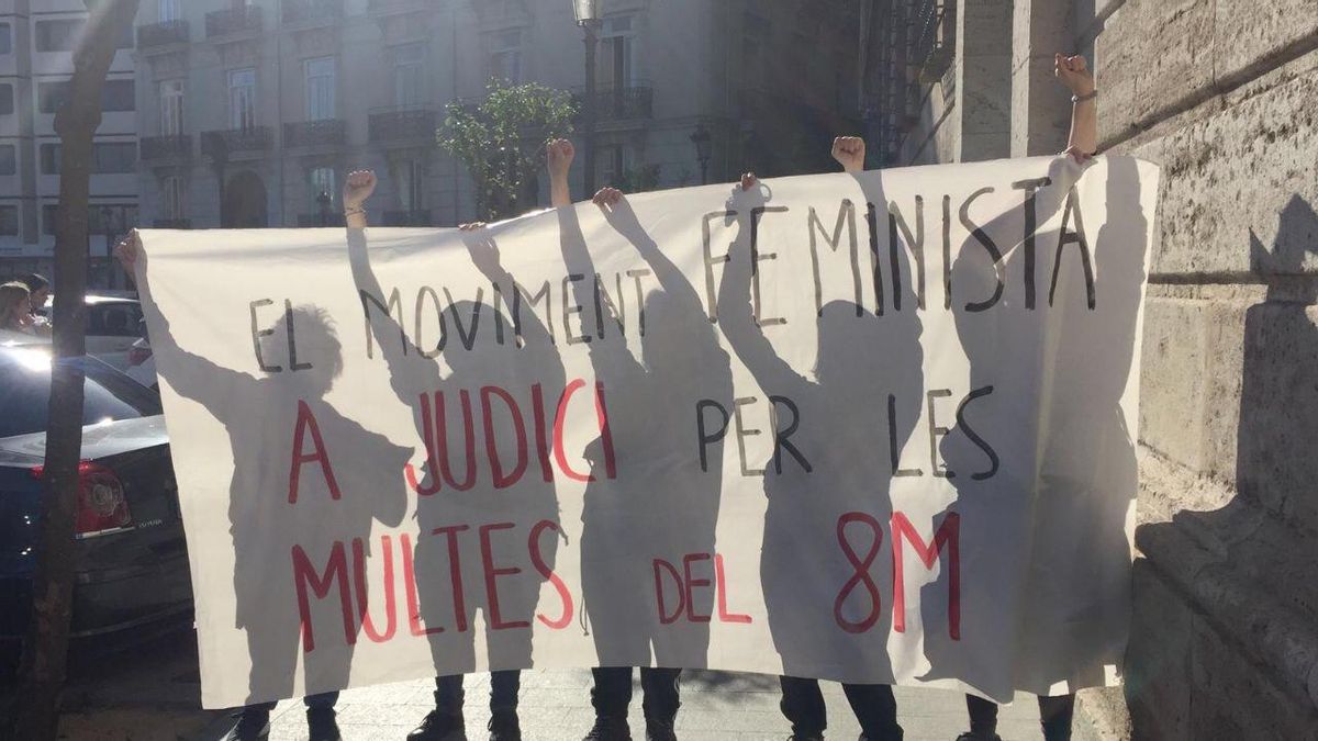 Concentración del movimiento feminsta valenciano en protesta por las multas del 8M.