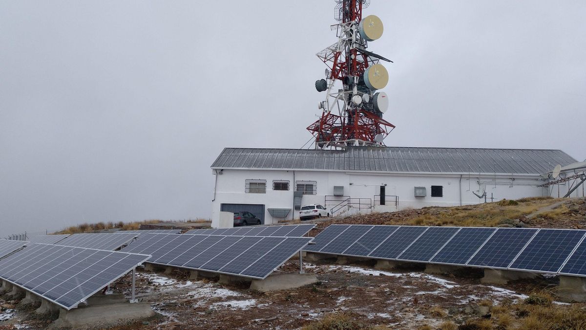 Emplazamiento de telecomunicaciones de Cellnex con placas solares
