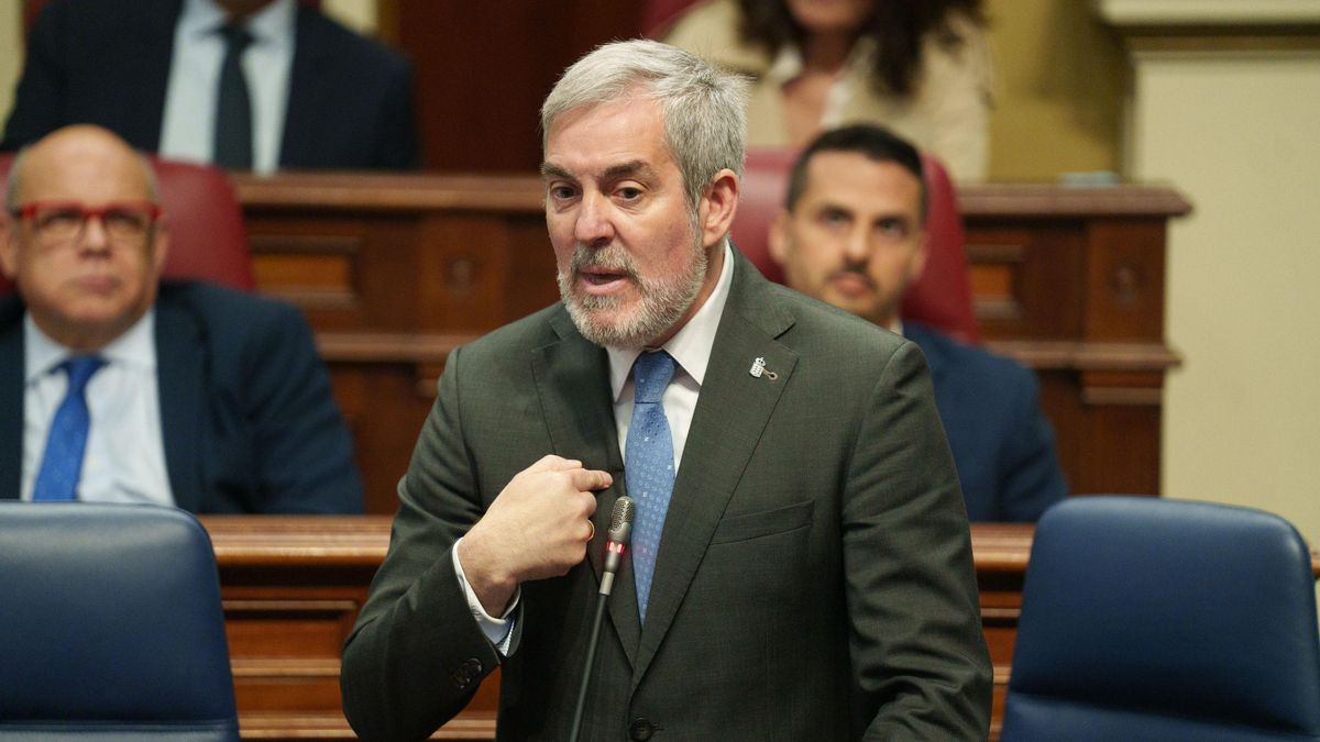 El presidente del Gobierno de Canarias, Fernando Clavijo, este martes durante su comparecencia en el Parlamento de Canarias