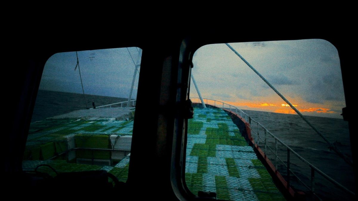 Solos en el Gran Sol: el cineasta gallego Adrián Canoura sube al barco pesquero de su padre para filmar la incomunicación