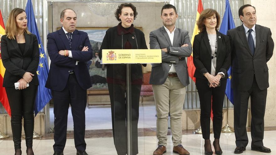 La ministra Magdalena Valerio y la secretaria de Estado Yolanda Valdeolivas con los representantes de las principales organizaciones de autónomos. De izquierda a derecha: María José Landaburu (UATAE), Lorenzo Amor (ATA), Eduardo Abad (UPTA) y Pedro Barato (CEAT).