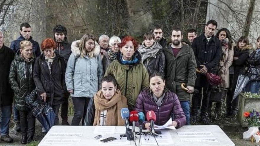 Olaia y Helene, dos de las sobrinas de Alberto junto con el resto de familiares de los desaparecidos