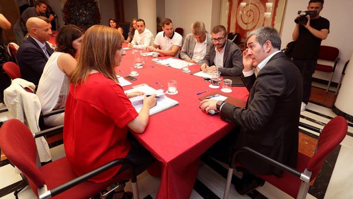 El presidente del Gobierno de Canarias, Fernando Clavijo, en la reunión con el Comité de Expertos para el Estudio del Cambio Climático y Fomento de la Economía Circular y Azul en Canarias. EFE/Elvira Urquijo A.
