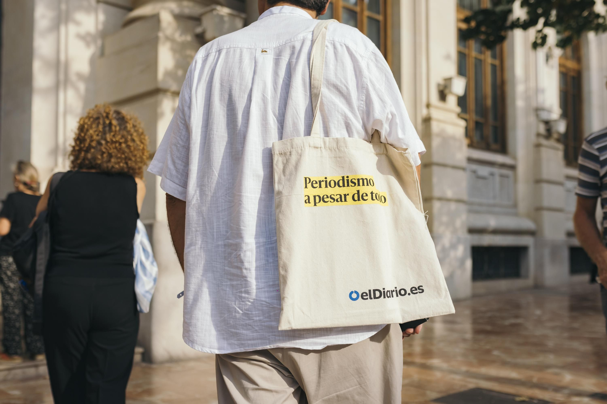 Un socio de elDiario.es con la bolsa de tela especial  aniversario 'Periodismo a pesar de todo'