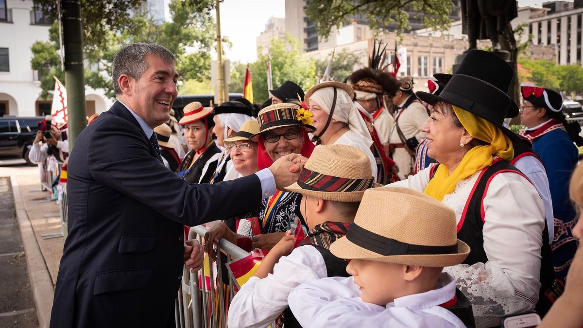 El presidente del Gobierno de Canarias, Fernando Clavijo, junto a descendientes canarios en Estados Unidos.