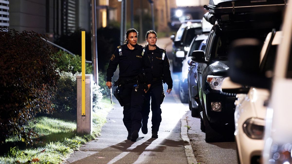 Agentes de la Policía sueca tras un tiroteo en Jordbro, que dejó un muerto, a finales de septiembre.