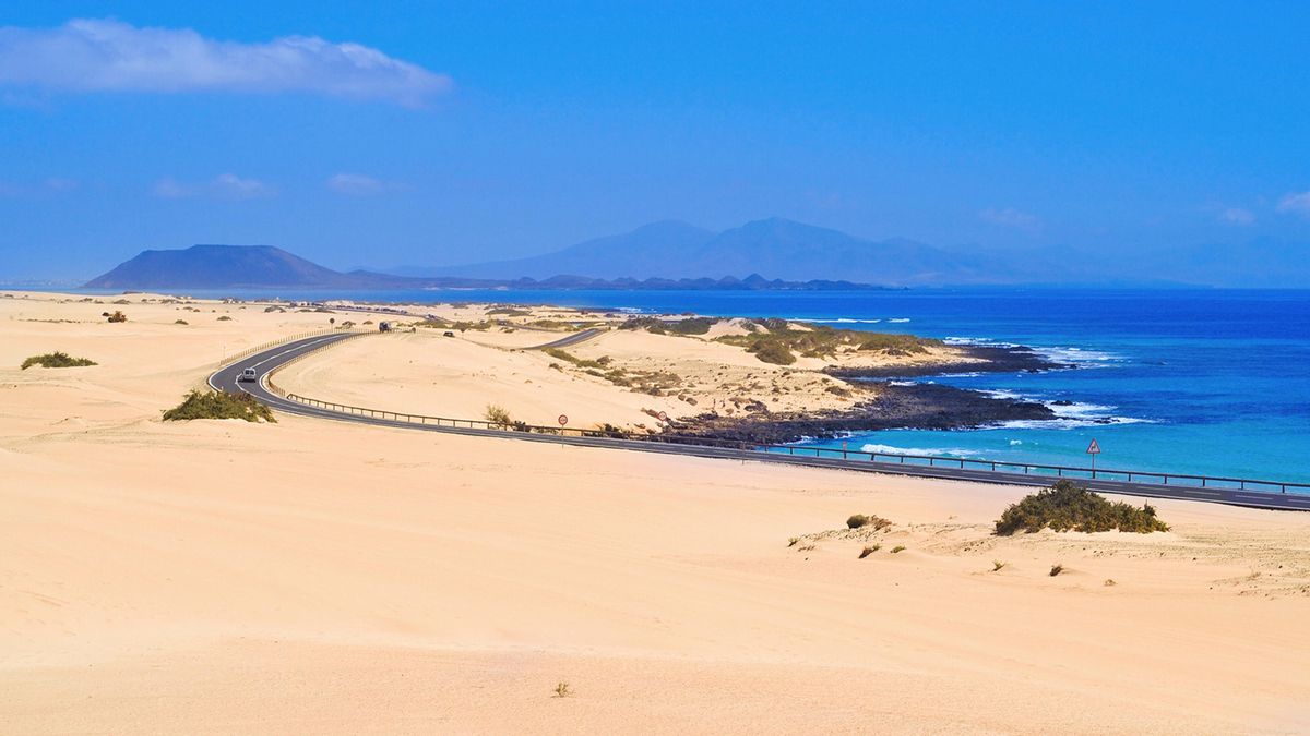 Fuerteventura, en primer plano, y Lanzarote. Entre ambas, el islote de Lobos. Los primeros navegantes que recalaron en Canarias lo hicieron en estas islas, afirman los expertos