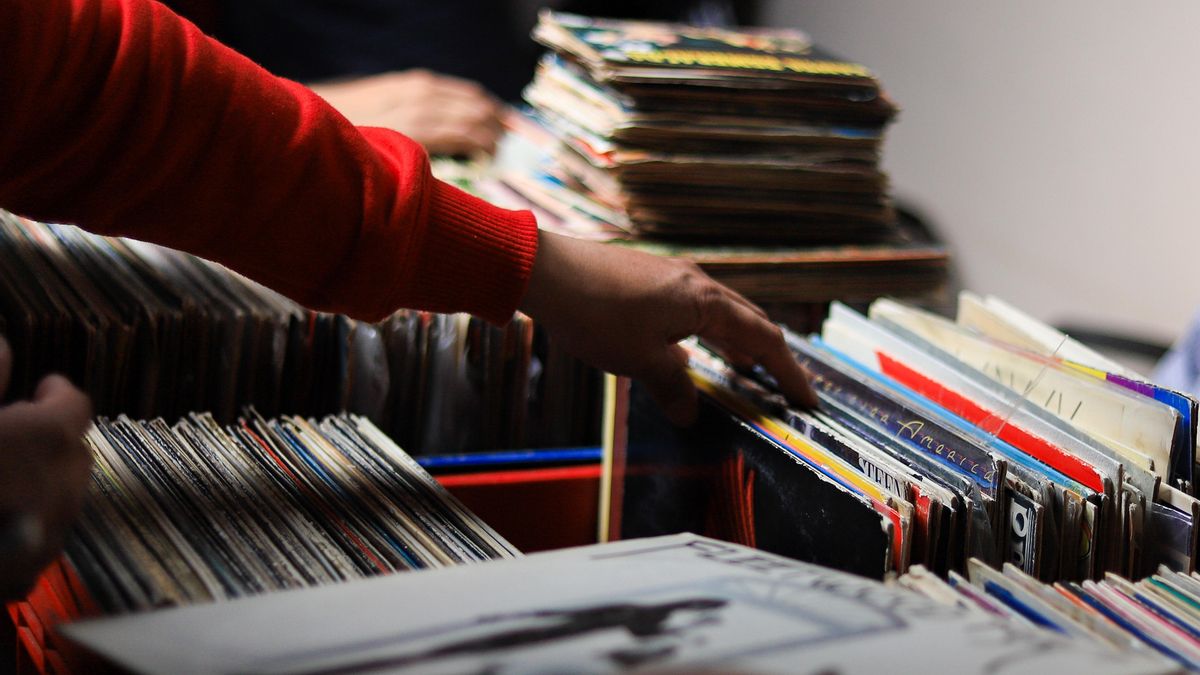 Varias personas buscan discos de vinilo