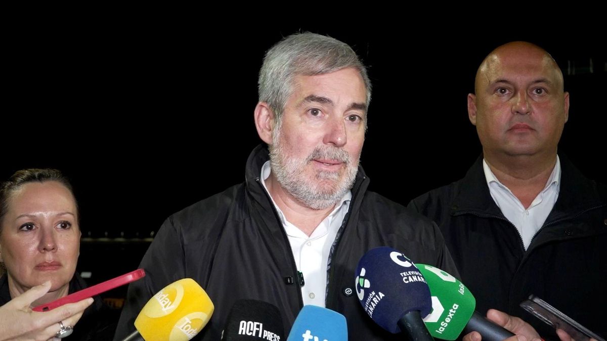 Fernando Clavijo, flanqueado por el alcalde de Granadilla y la presidenta del Cabildo de Tenerife, el sábado 9 de mayo, poco antes de la llegada del ‘MV Hondius’.