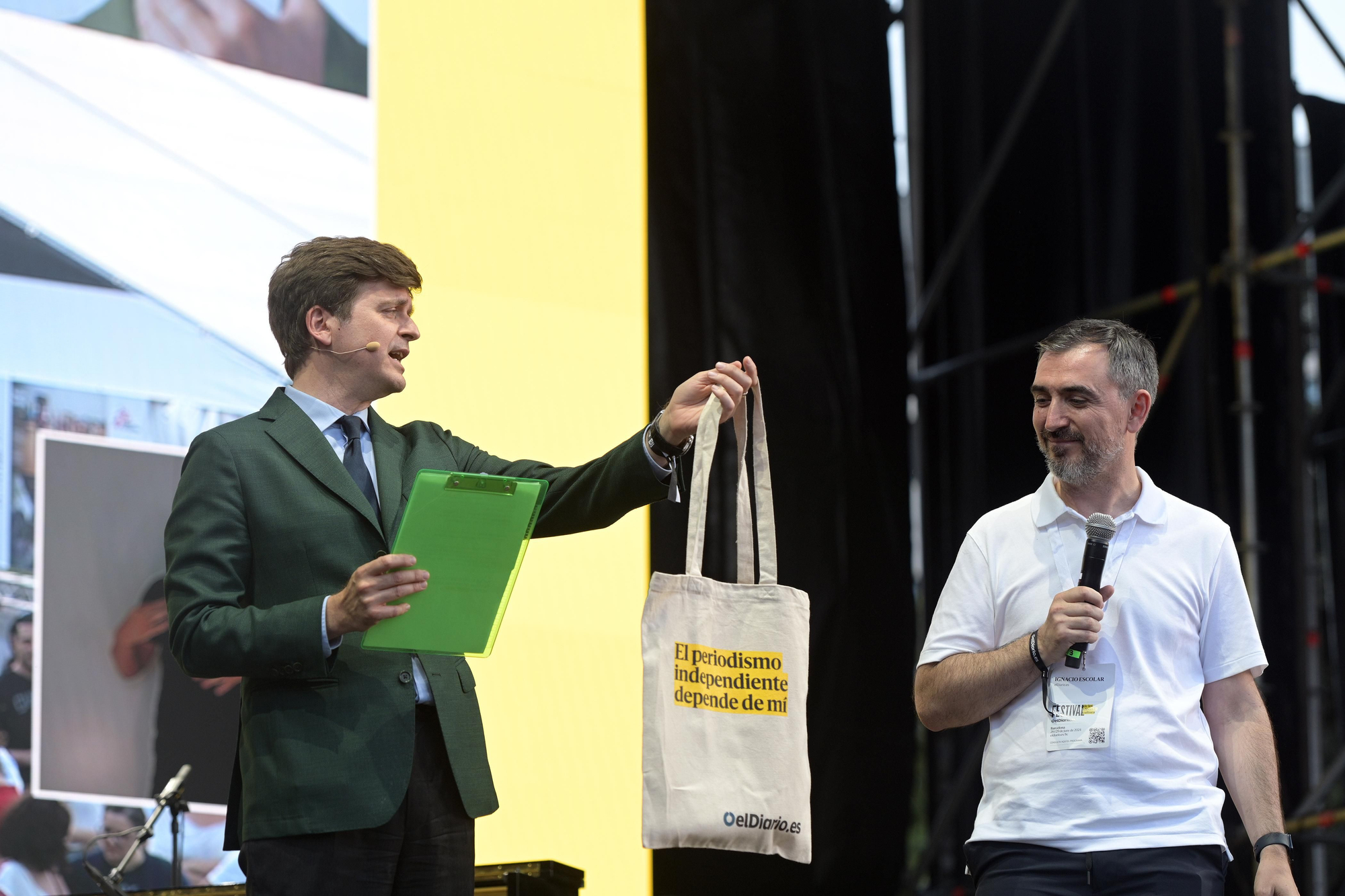 Marc Giró junto a Ignacio Escolar con una de las bolsas que se ofrecían a los socios y socias de elDiario.es
