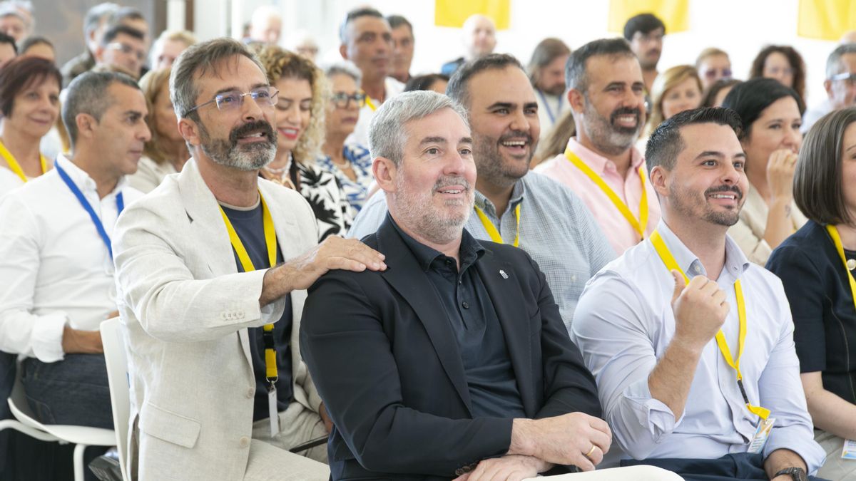 Pedro Sanginés, con su mano en el hombro de Fernando Clavijo, en un congreso insular de CC celebrado en Lanzarote.