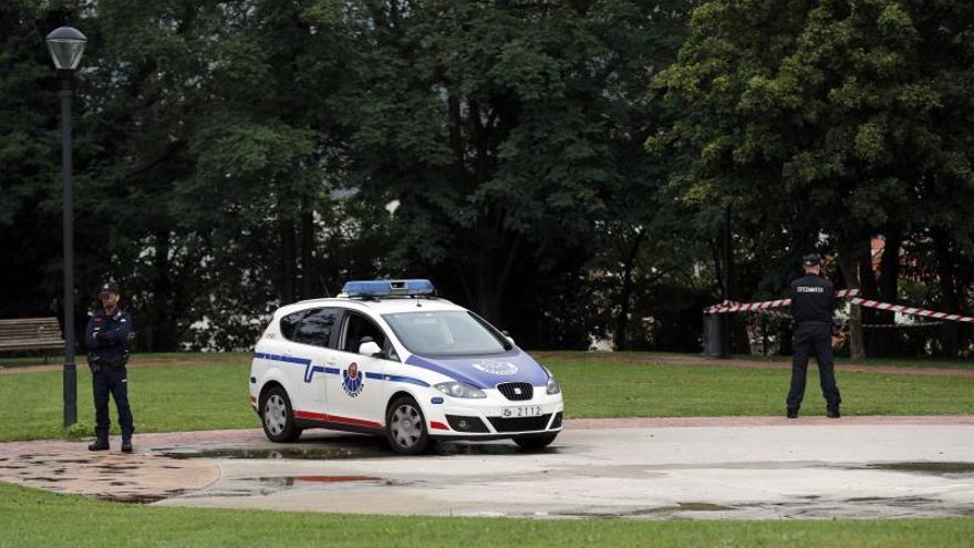 Agentes de la Ertzaintza, custodian la zona en el parque de Etxebarria en la capital vizcaína, donde se produjo la violación múltiple.