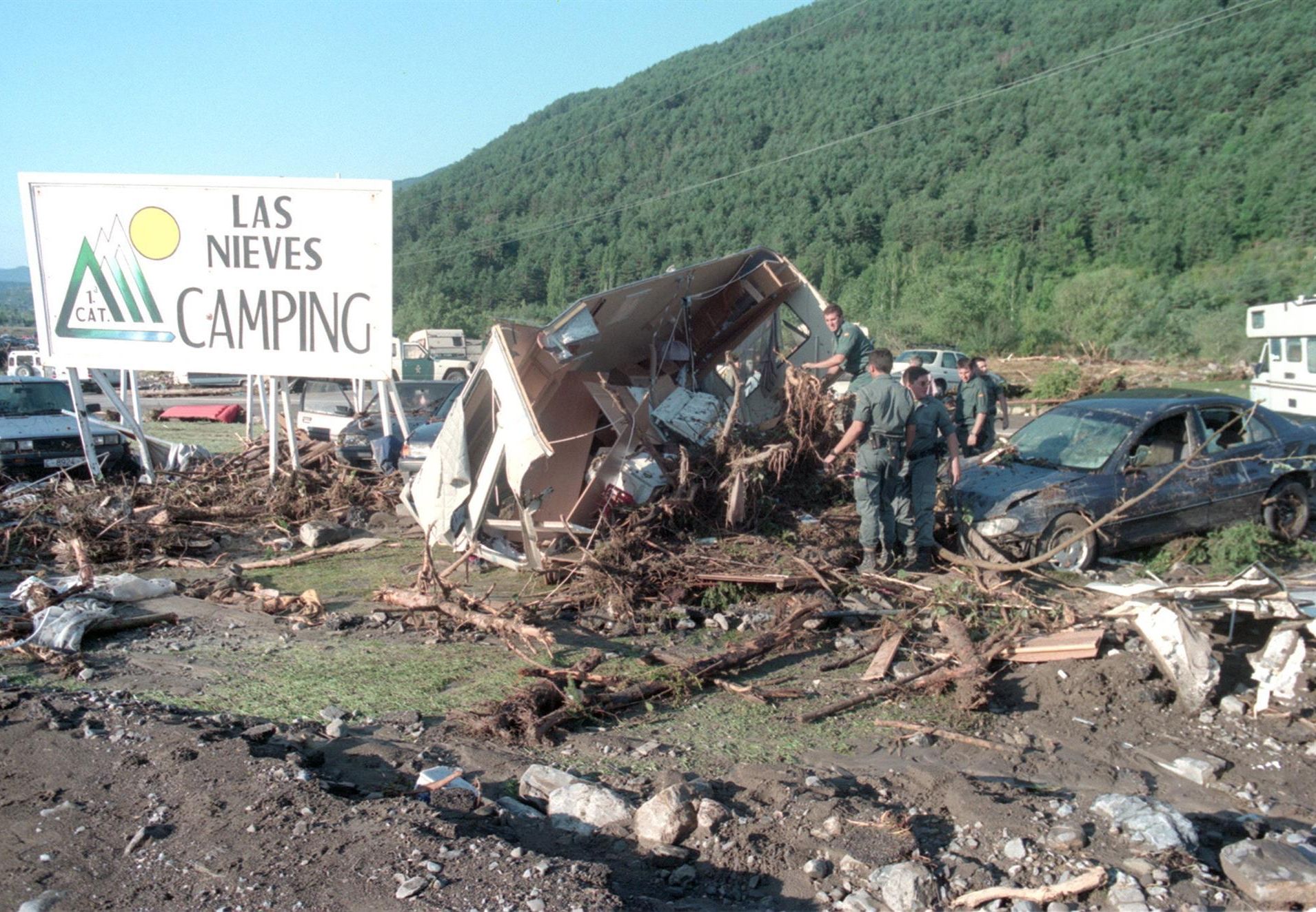 Una vista del camping Las Nieves de Biescas (Huesca) el día después de la riada que dejó 87 muertos en 1996.