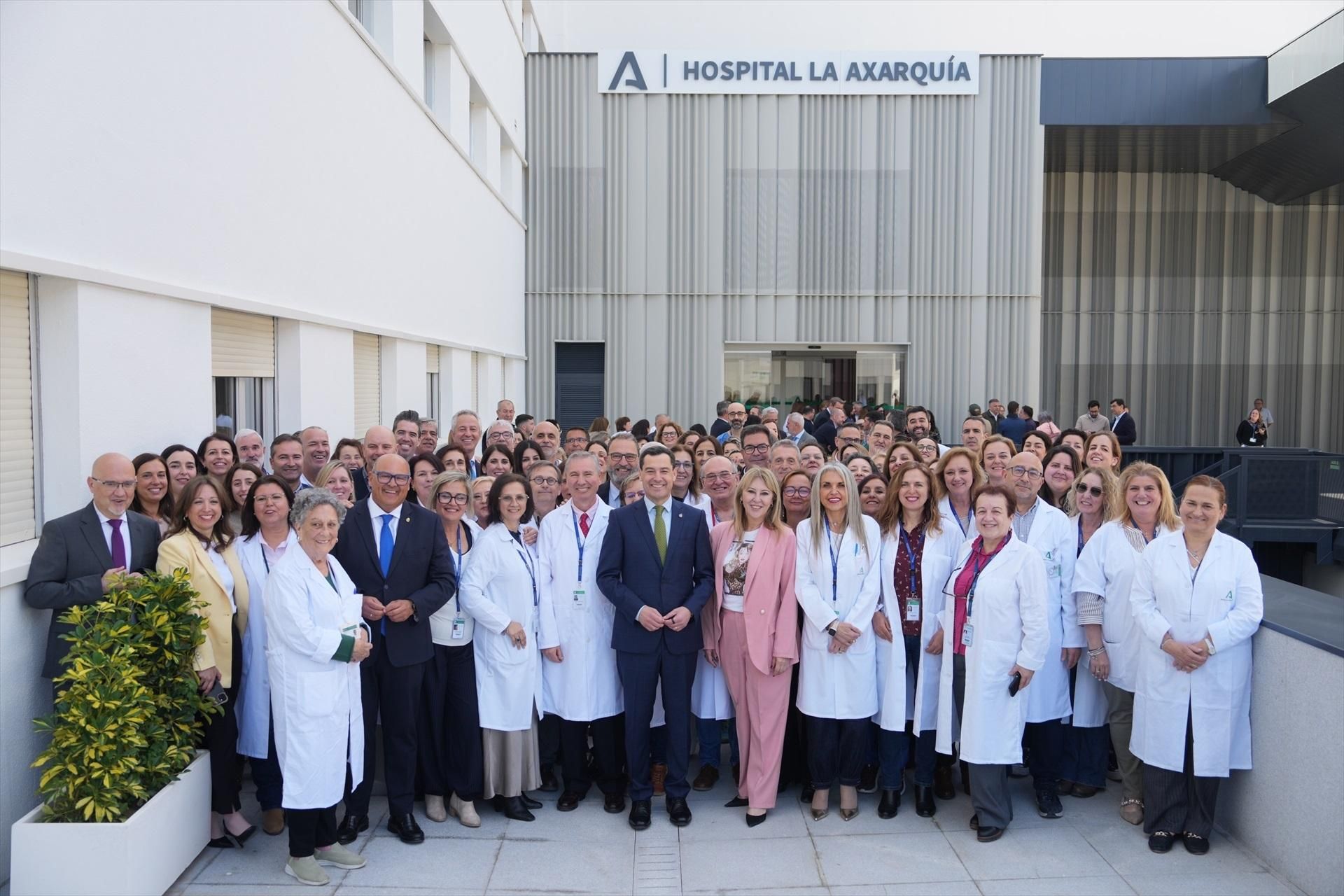 Juan Manuel Moreno, flanqueado por la consejera Carolina España y el gerente Miguel Moreno, durante la inauguración por las obras de ampliación del hospital, el pasado marzo