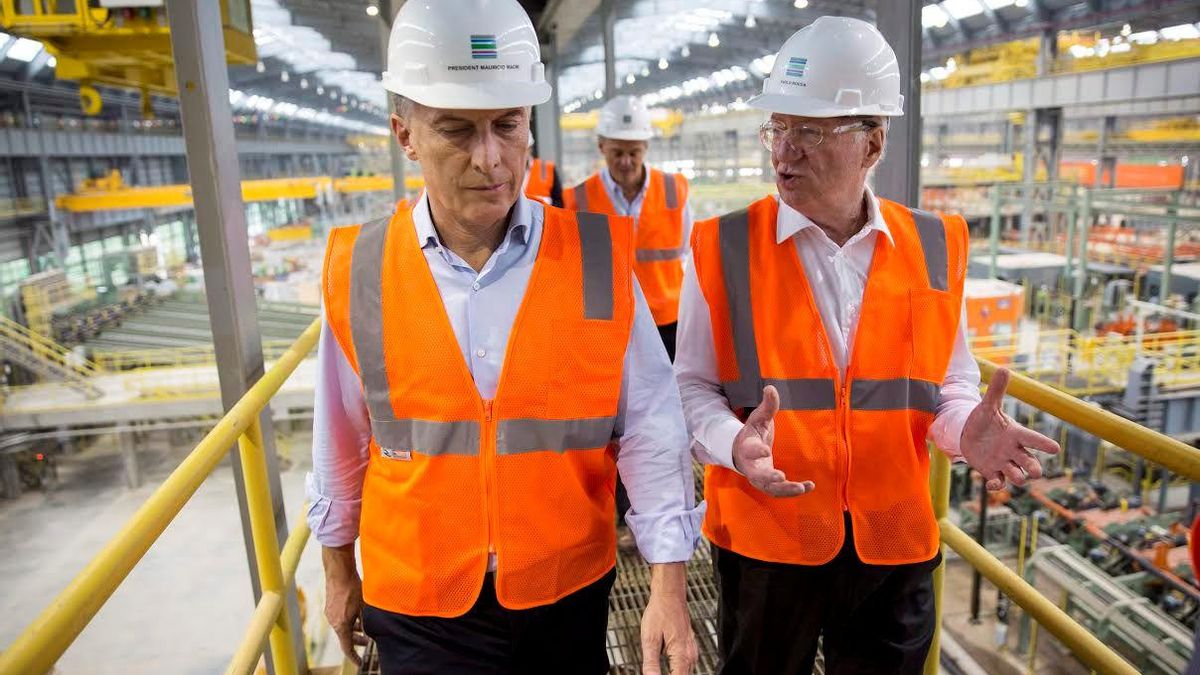 Mauricio Macri camina junto a Paolo Rocca por la planta de Tenaris en Houston, Texas, el 26 de abril de 2017.