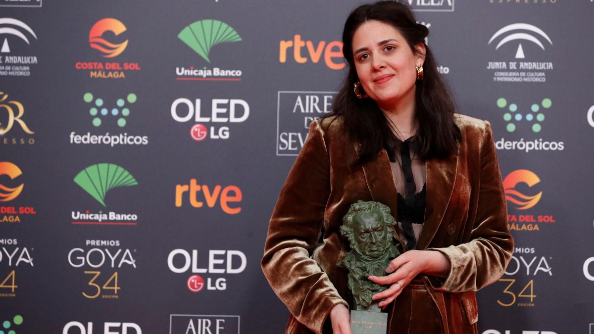 Fotografía de archivo en donde se ve a la realizadora Belén Funes, que posa con el premio a 'Mejor dirección novel' por su trabajo 'La hija de un ladrón'