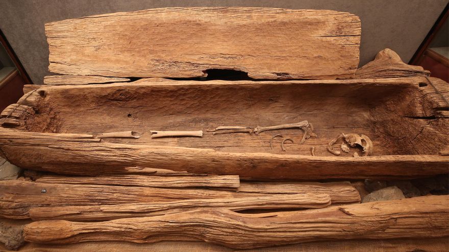 Este sarcófago se descubrió en una necrópolis de Gran Canaria; se construyó con la misma técnica con la que se haría una piragua. Se conserva en El Museo Canario