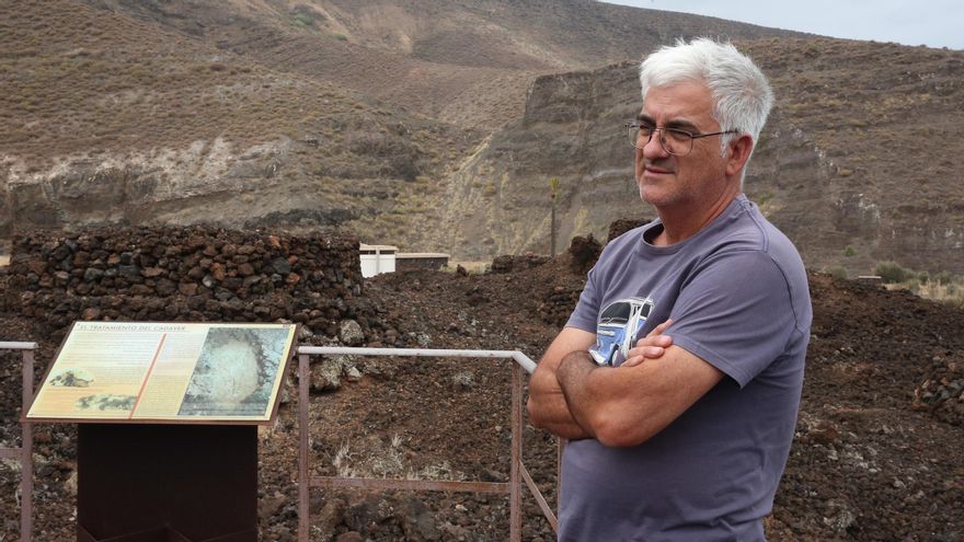 Valentín Barroso, cofundador de Arqueocanarias, en el Parque Arqueológico Maipés de Agaete (Gran Canaria)