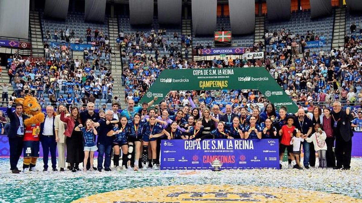 Las jugadoras del Bera Bera, campeonas de la Copa de la Reina en Illunbe