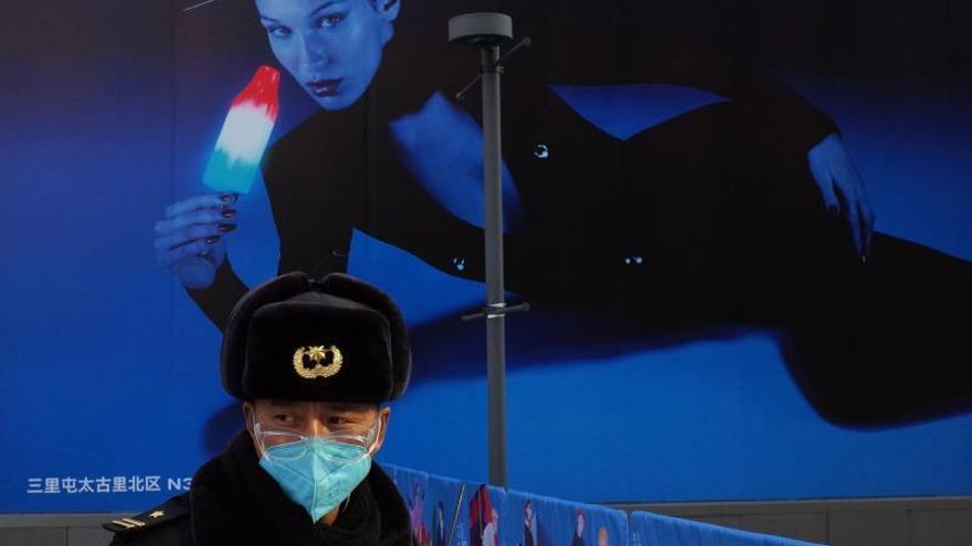 China da por superado el pico de transmisiones de COVID-19 en el país